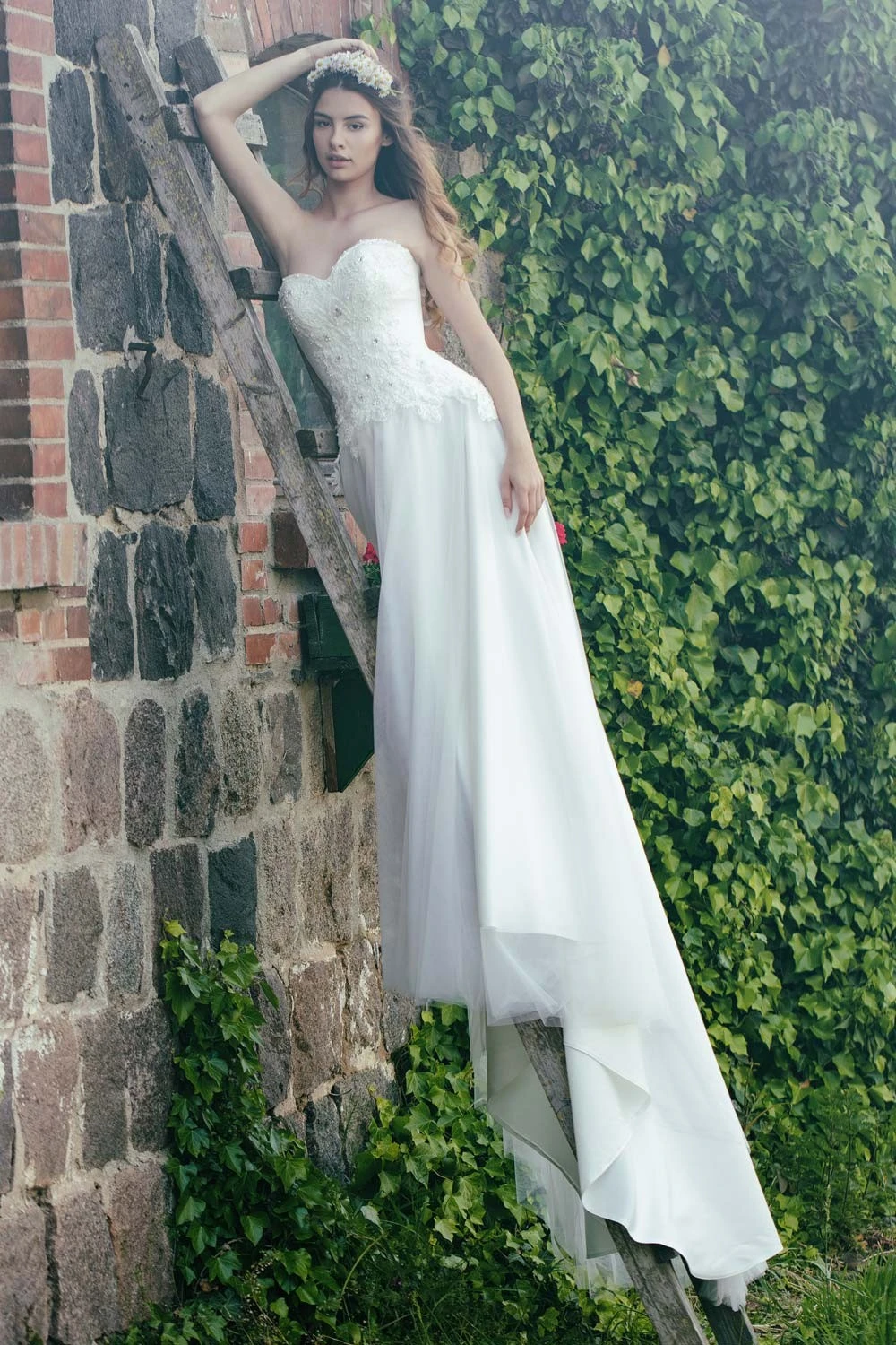 Robe De Mariée Princesse Bustier Dentelle Et Cristal Venus