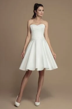 Robe De Mariée Courte En Satin Et Bustier Cœur Orphée