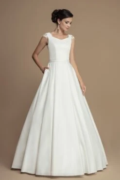 Robe De Mariage Princesse Satin Encolure En V Dans Le Dos Anthéa