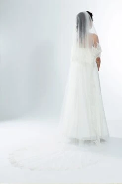 Voile De Mariée Très Long En Dentelle Ivoire Romina